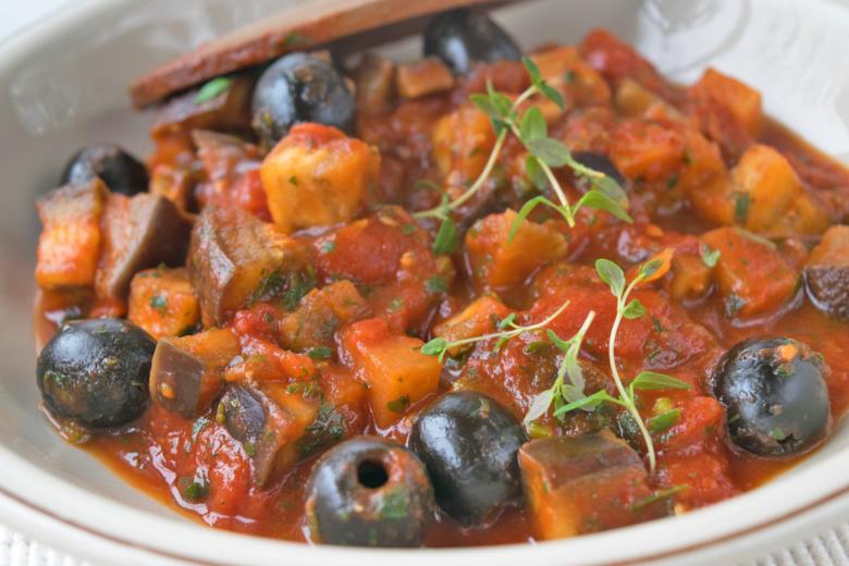 Gedünstetes Auberginengemüse mit Tomaten und Oliven