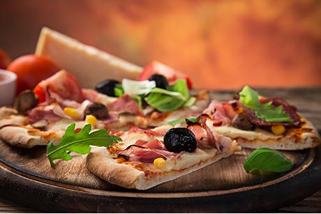 Knusprige Schinkenpizza mit Büffelmozzarella und Rucola