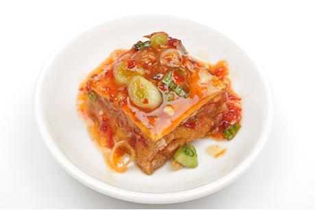 Gebratener Räuchertofu mit Sauce