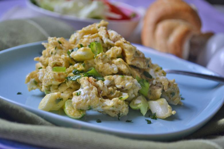 Rührei mit Frühlingszwiebeln und frischen Kräutern
