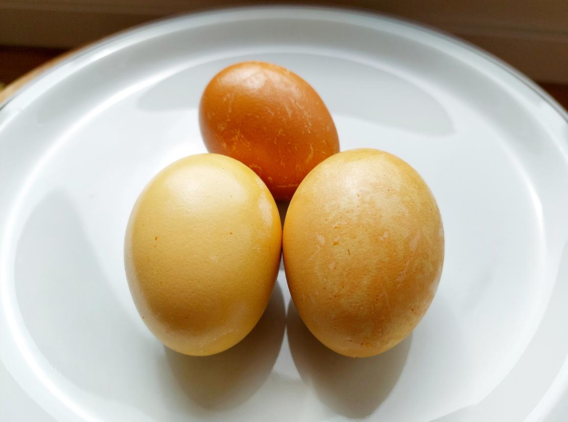 Eier färben mit Currypulver