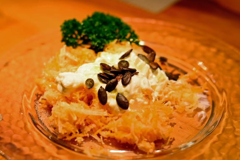 Rüebli-Sellerie-Salat mit Quark und Kürbiskernen