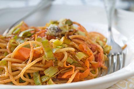 Gebratene Spaghetti mit Lauch-Gemüse