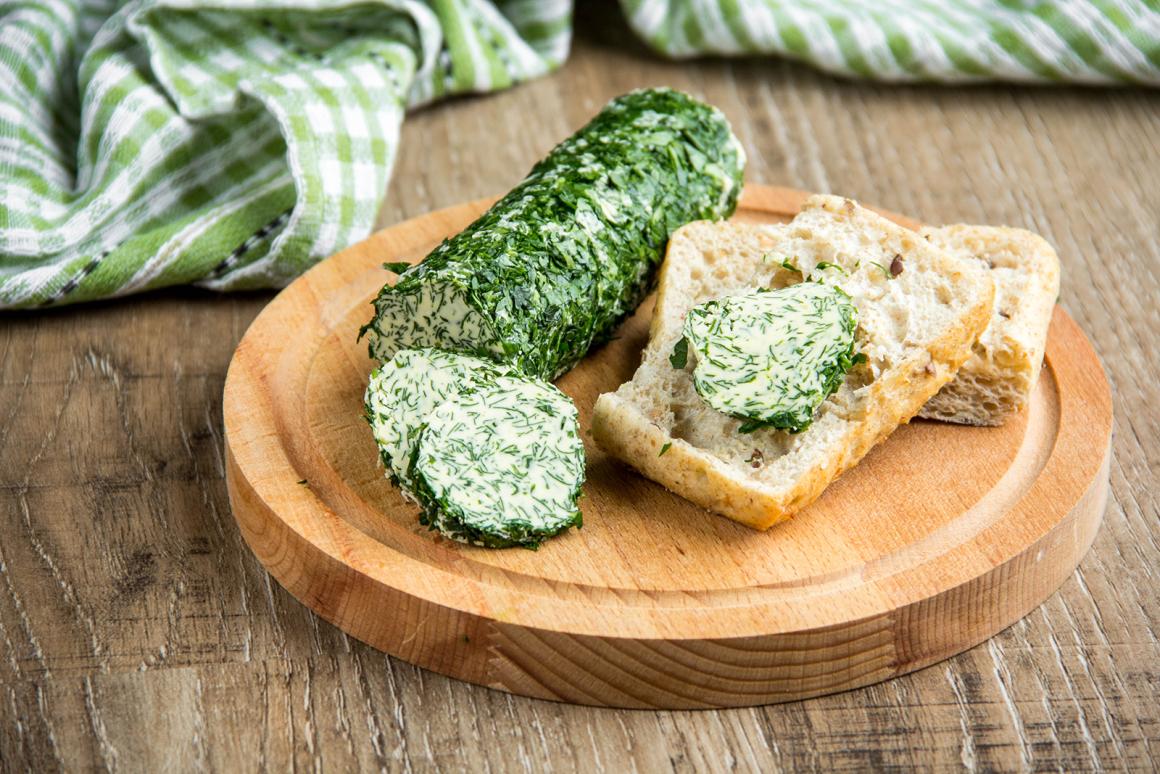 Waldmeister-Kräuterbutter