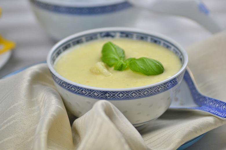 Cremige Blumenkohlsuppe mit weissem Shiro-Miso
