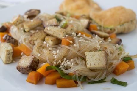 Gebratenes Gemüse mit Tofu und Glasnudeln im Wok