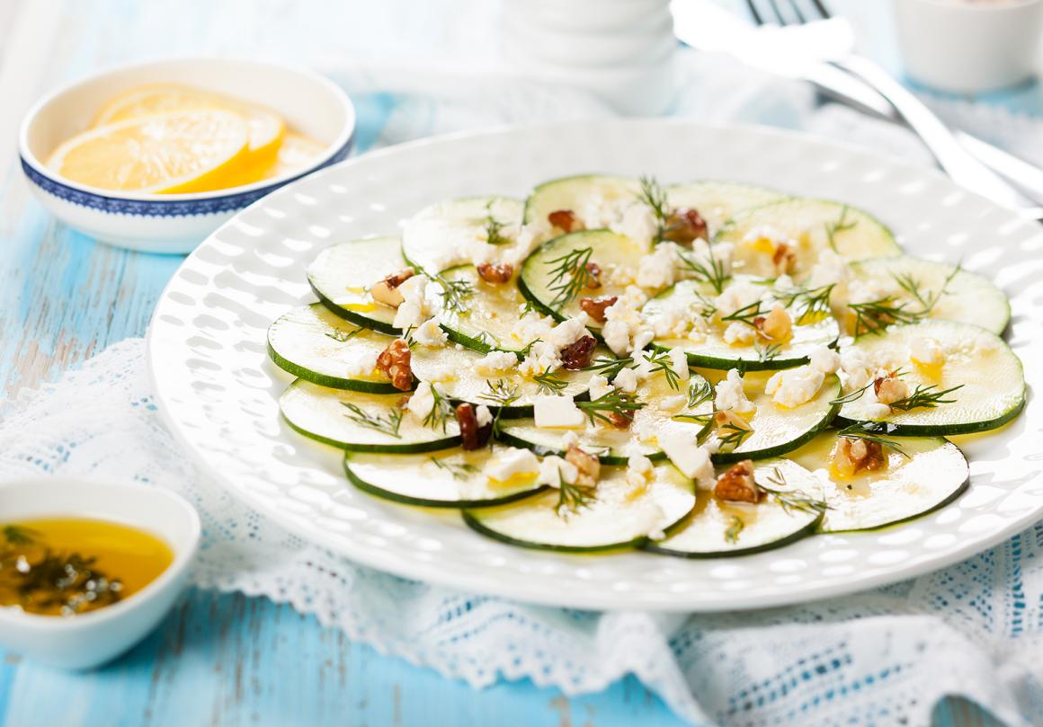Zucchetti-Carpaccio mit Feta und Baumnüssen