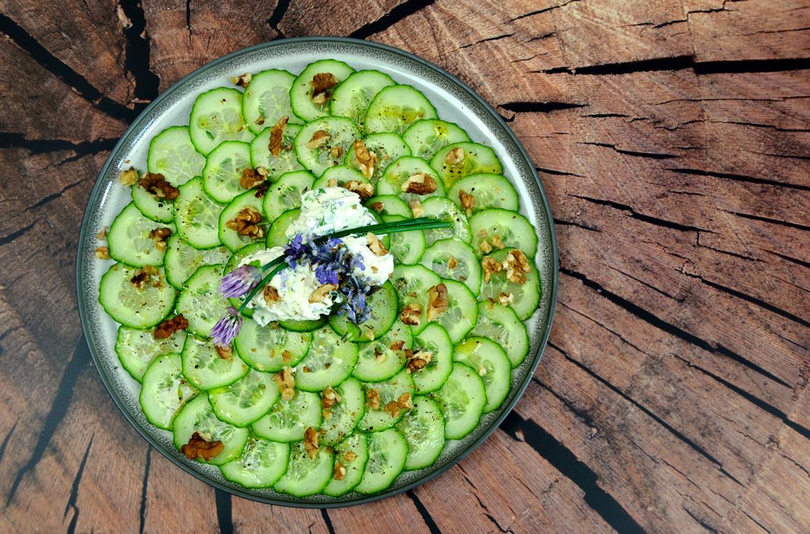 Gurkencarpaccio mit Wildkräuter-Frischkäse - Rezept