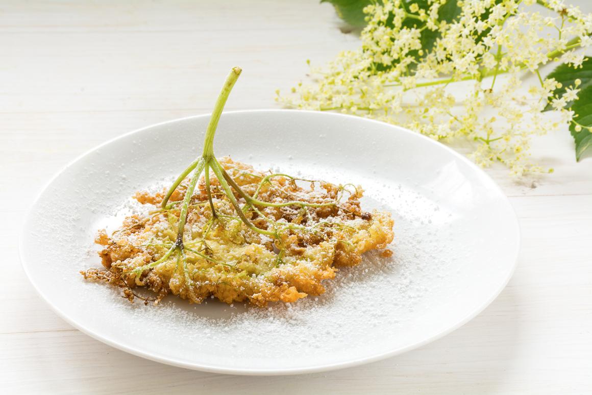 Holunderblüten in Pfannkuchenteig