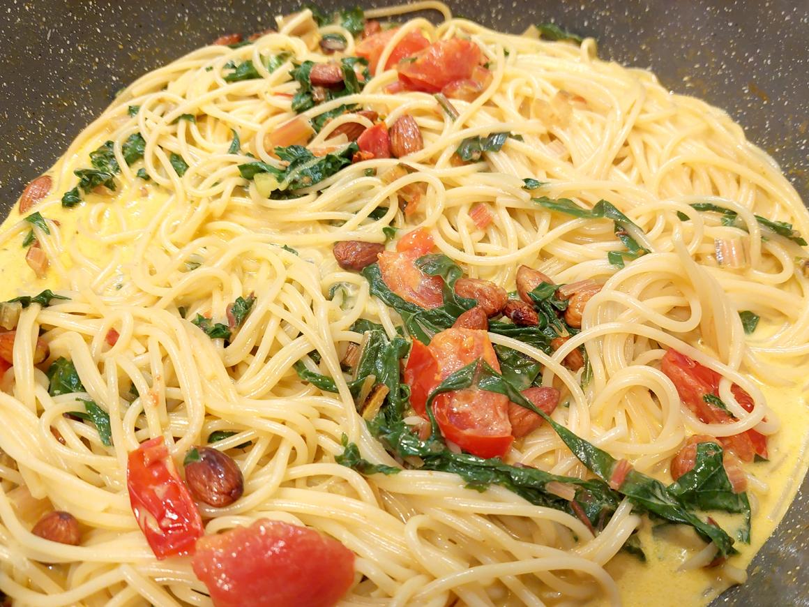 Curryspaghetti mit Mangold