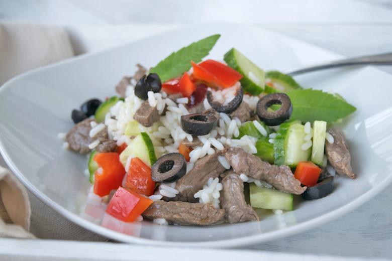 Kalter Reissalat mit Rindfleisch