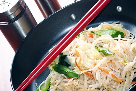 Gemüse-Wok mit Bohnensprossen