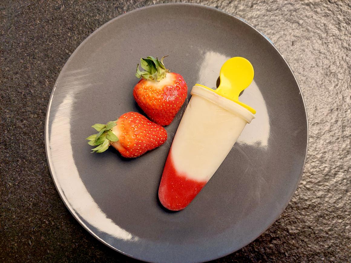 Joghurt-Erdbeer-Glace am Stiel