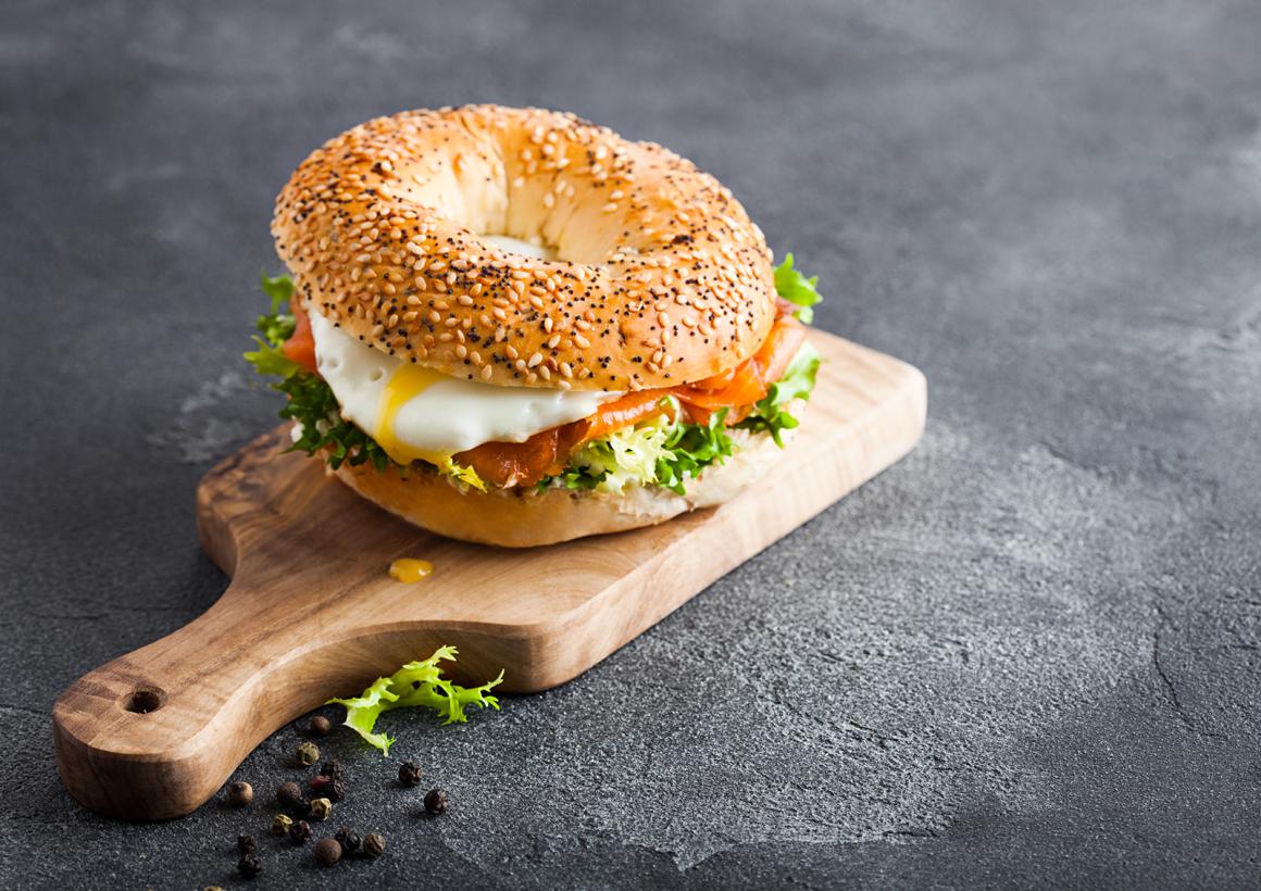 Gesundes Bagel-Sandwich mit Lachs und Ei