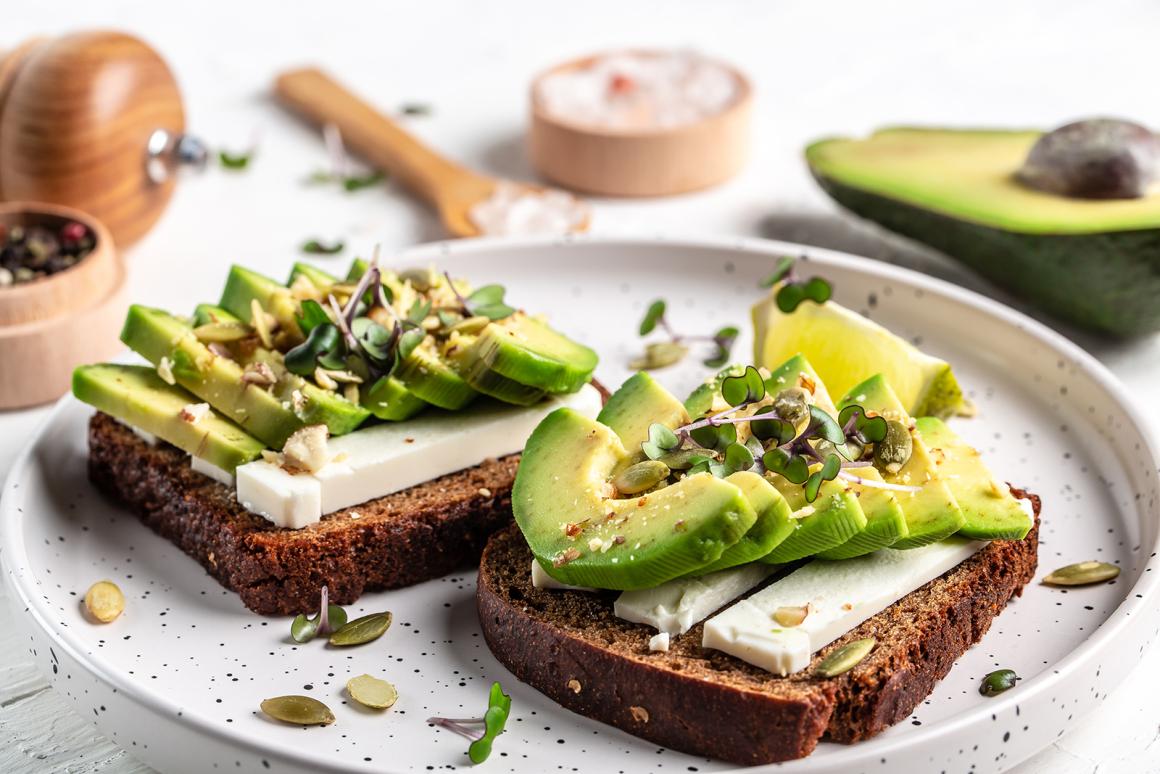 Roggentoast mit Avocado und Feta - Rezept