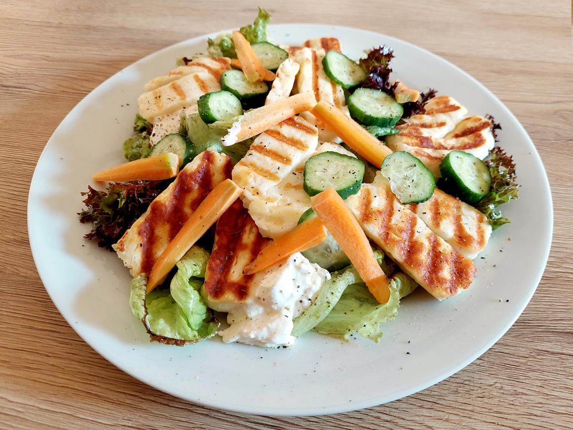Sommersalat mit Halloumi