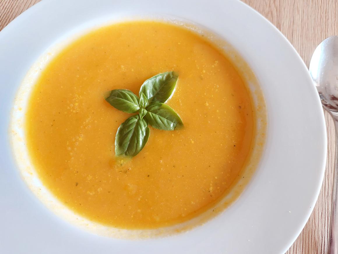 Cremesuppe mit Rüebli und Zucchetti