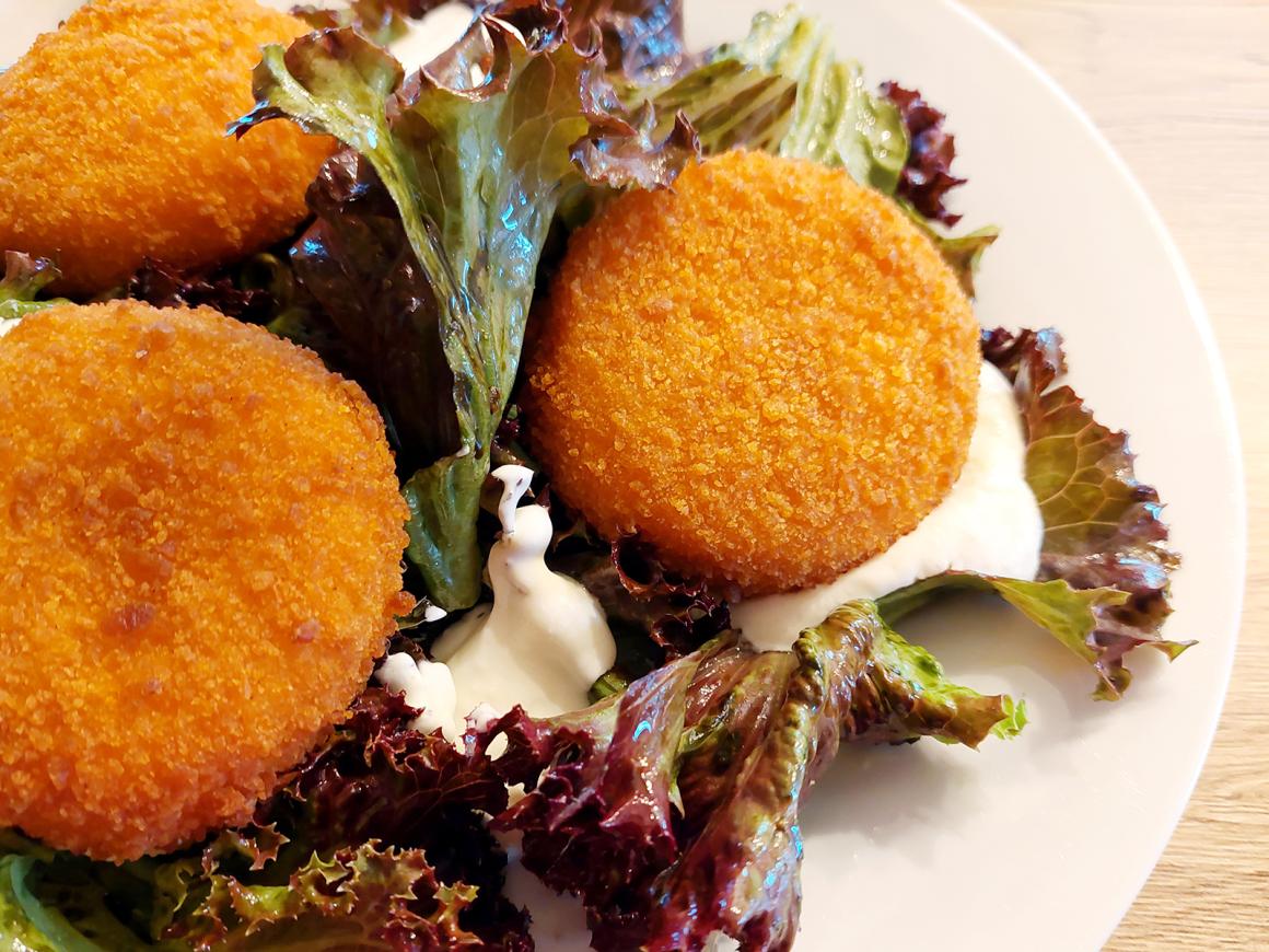 Salat mit gebackenen Camembert