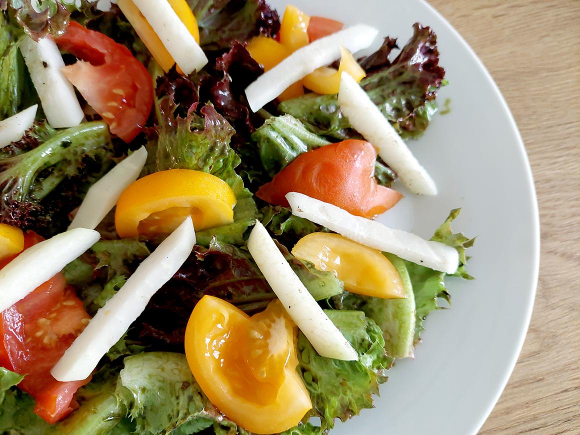 Bunter Salatteller mit warmen Kohlrabistreifen