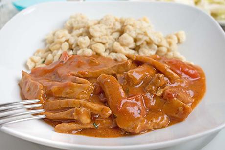 Scharfes Schweinefleisch in Tomatensauce