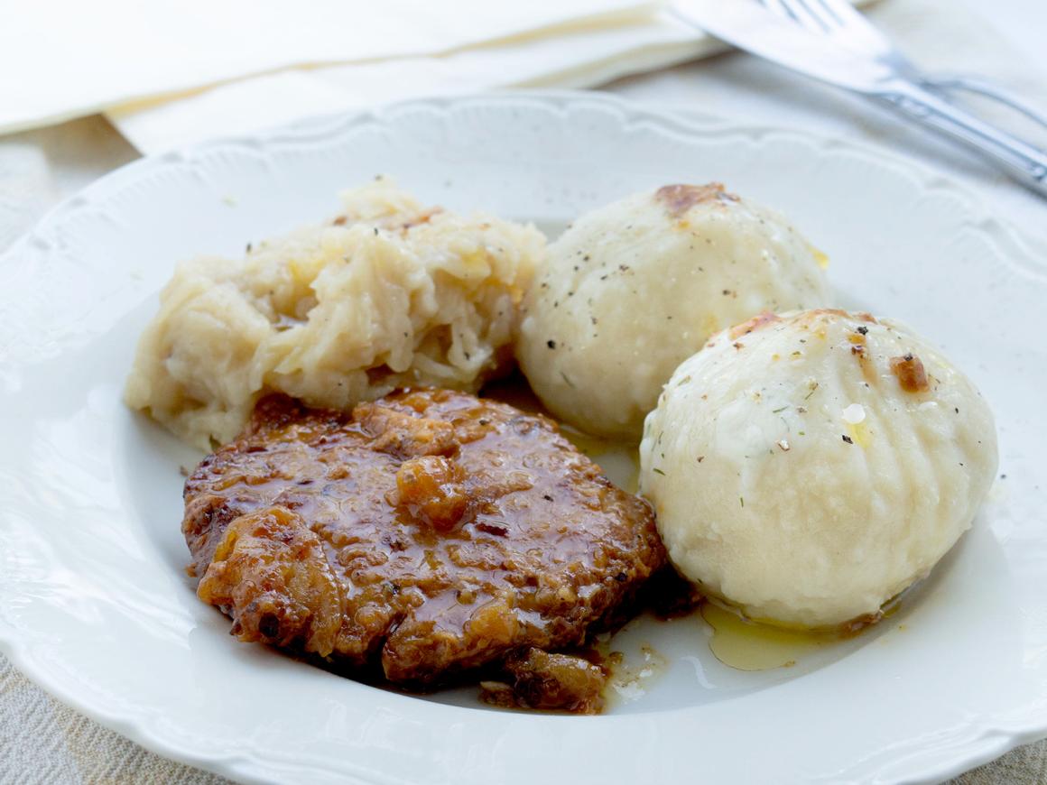 Schweinskoteletts an Zwiebelsauce