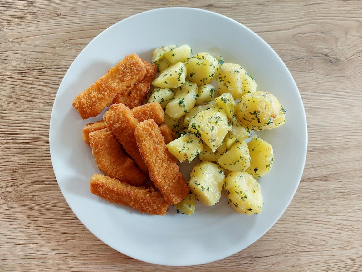 Fischknusperli mit Peterlikartoffeln
