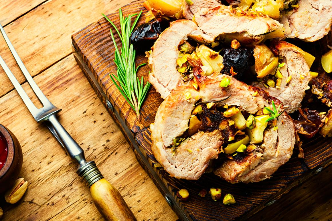 Schweinerollbraten mit Datteln, Pistazien und Äpfeln