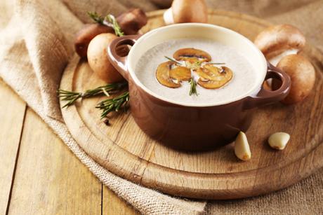 Cremige Champignonsuppe mit frischem Estragon