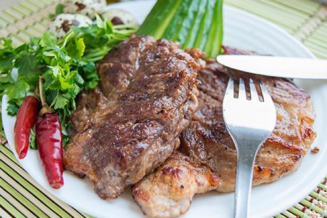 Grillierte Schweinesteaks mit Kräutermarinade