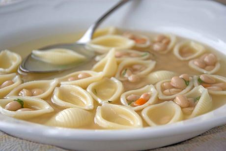 Cremige Bohnensuppe mit Conchiglie-Nudeln