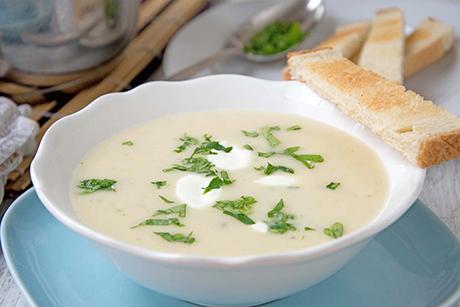 Cremige Kartoffelsuppe mit Brunnenkresse und Creme Fraiche
