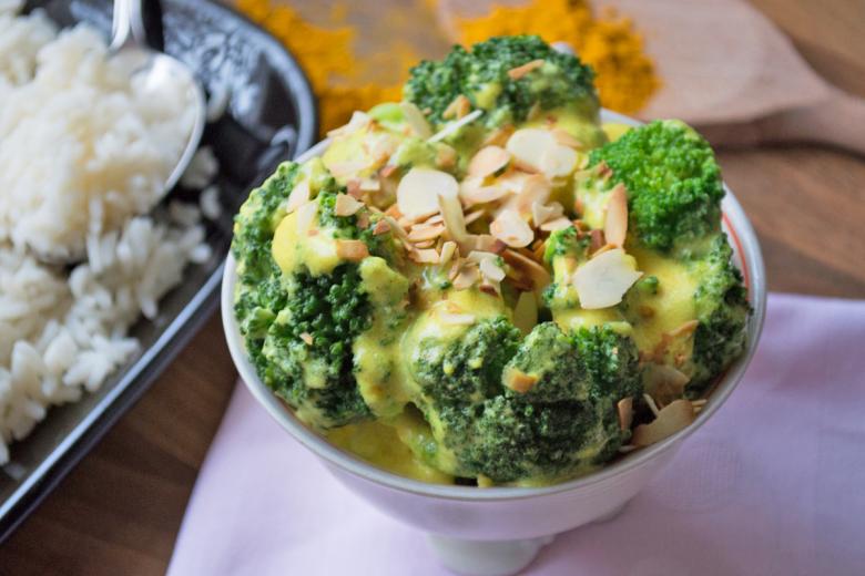 Indisches Broccoli-Curry mit Ziegenjoghurt und Mandelblättchen