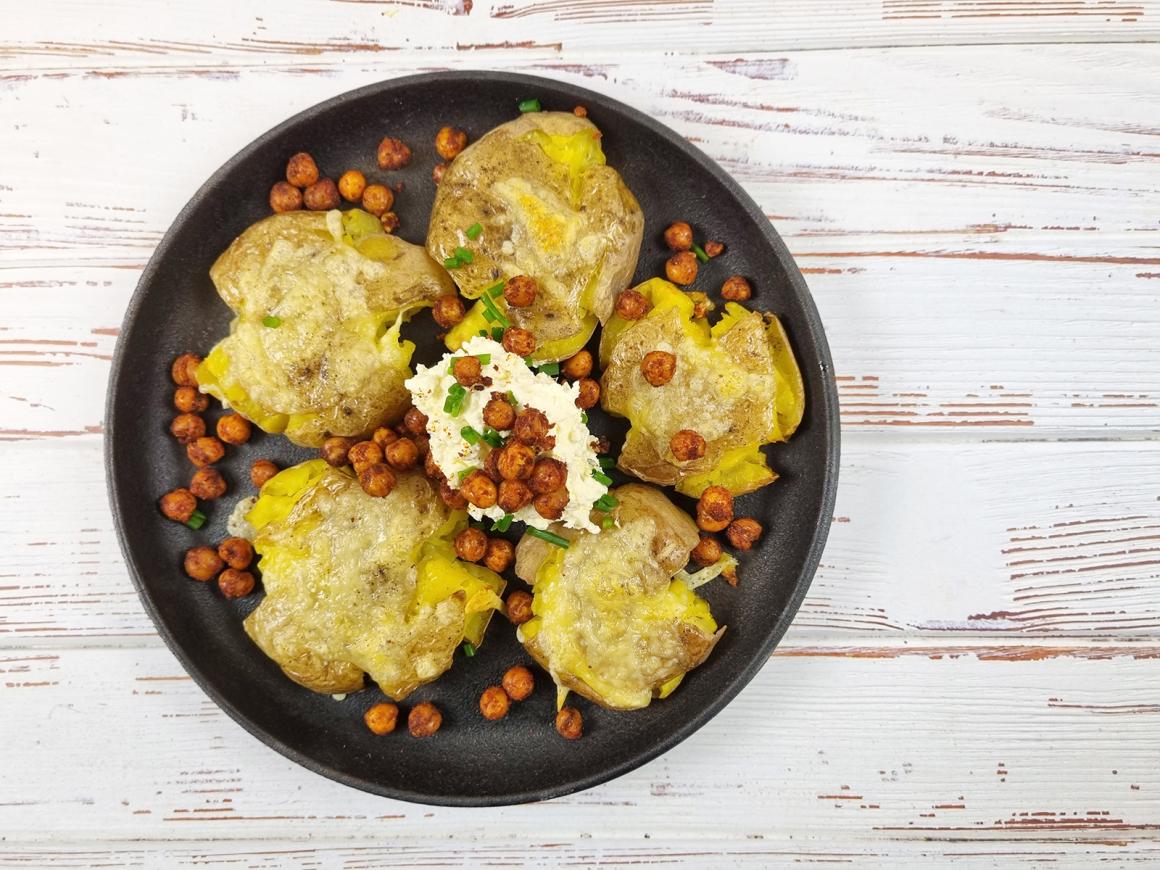 Überbackene Smashed Potatoes mit gerösteten Kichererbsen