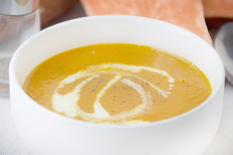Gorgonzolasuppe mit Süsskartoffeln und Creme Fraiche
