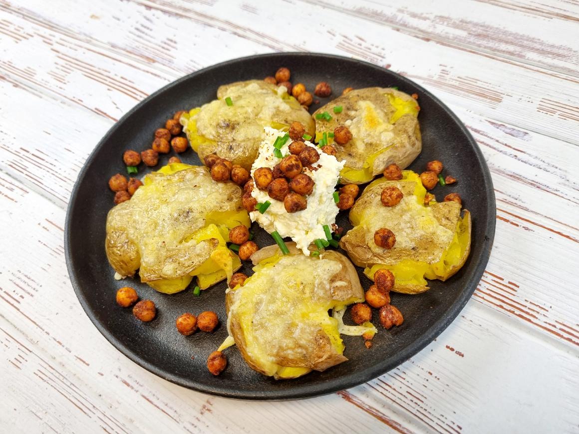 Überbackene Smashed Potatoes mit gerösteten Kichererbsen
