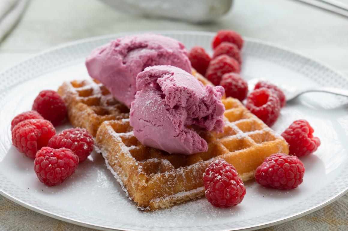 Waffeln mit Beerenglace