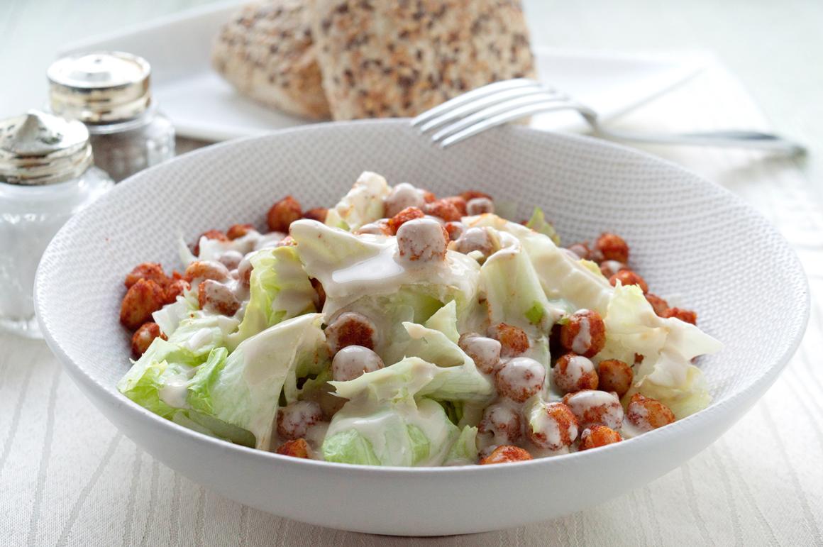 Ceasar Salad mit gerösteten Kichererbsen