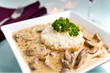 Knackiges Champignonsgemüse mit Baumnüssen in Sauce