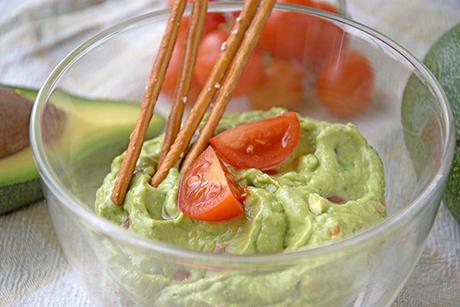 Frisches Guacamole mit Ziegenjoghurt