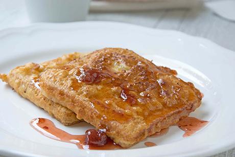 Gebratener Toast mit Erdbeerkonfitüre