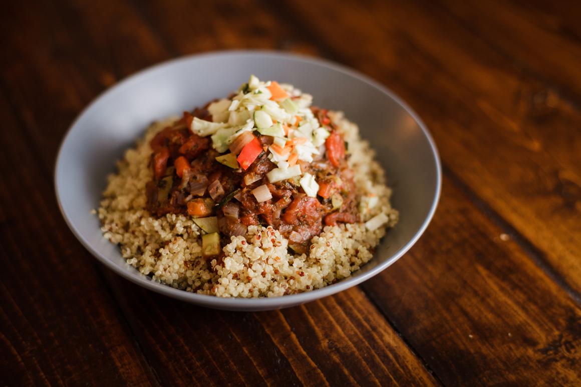 Vegane Quinoa-Pfanne mit Gemüsesauce