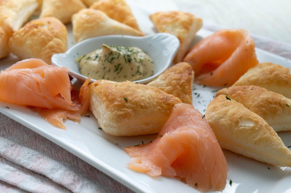 Lachstaschen mit Dill-Senf Dip