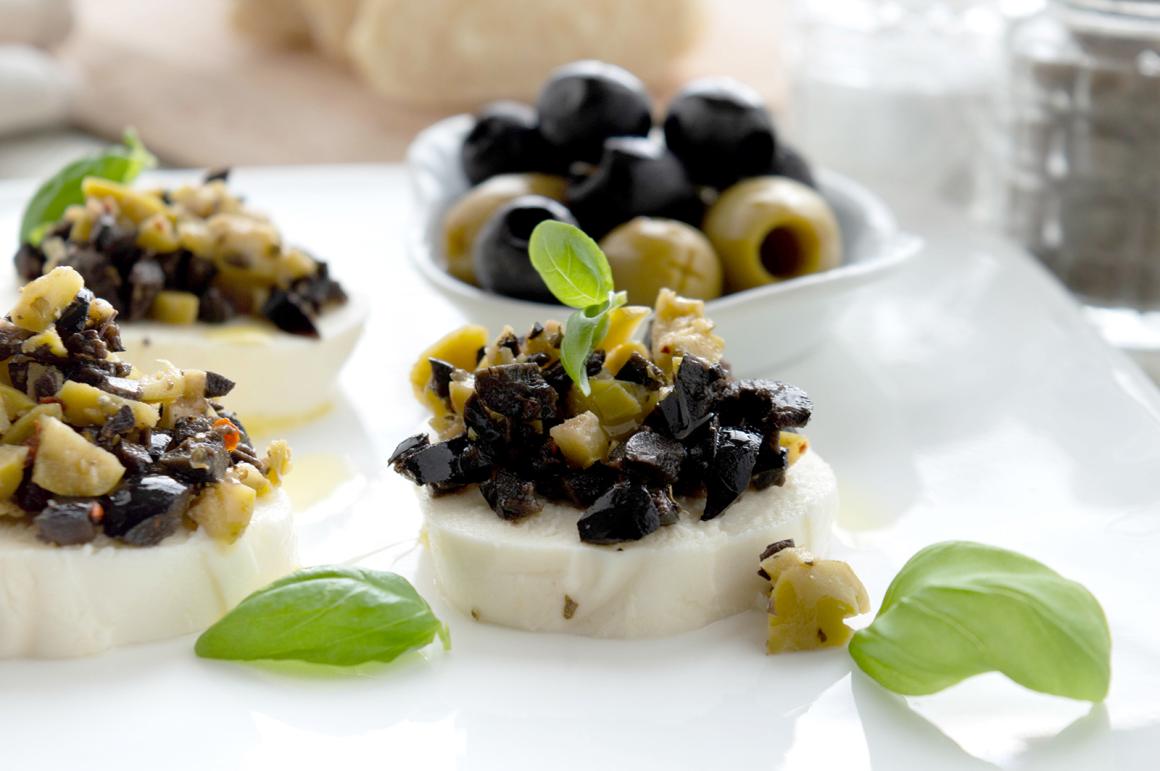 Mozzarellascheiben an Olivenpaste - Rezept