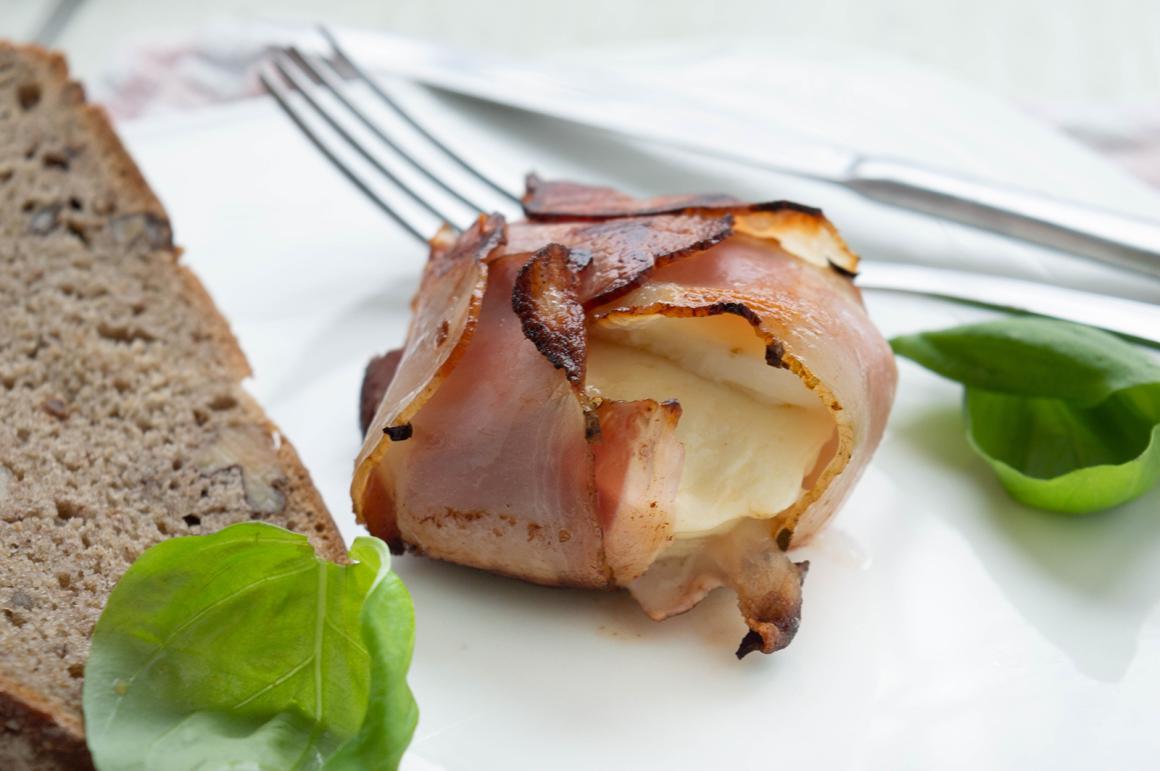 Mozzarella mit Speck umwickeln