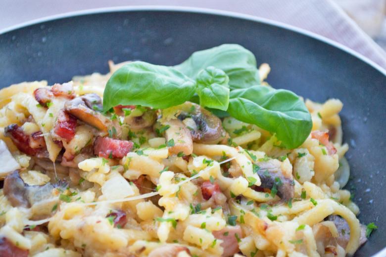 Sbrinzkäse-Spätzli mit Champignons und Speck