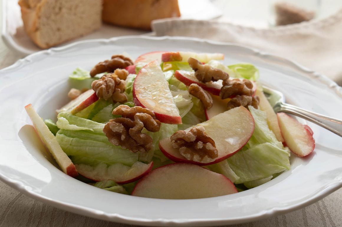 Grüner Salat mit Apfelspalten