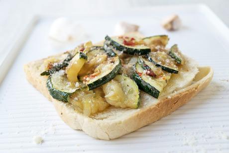 Knoblauchtoastbrot mit Zucchetti