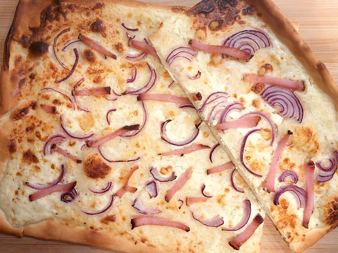 Flammkuchen mit Speck und Zwiebeln
