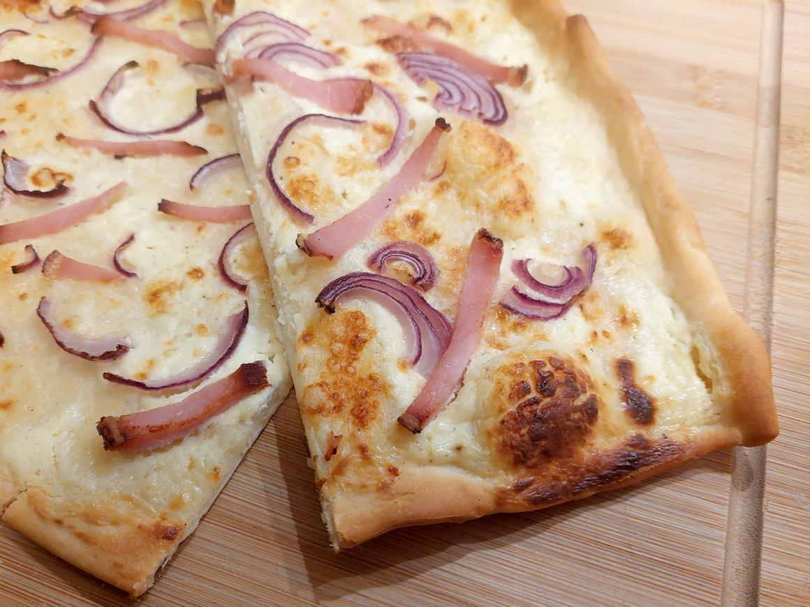 Flammkuchen mit Speck und Zwiebeln - Rezept