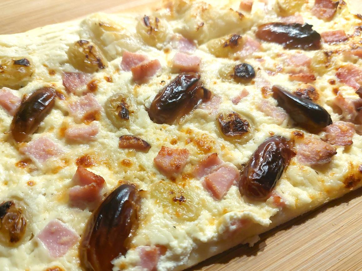 Spezial-Flammkuchen mit Datteln und Trauben